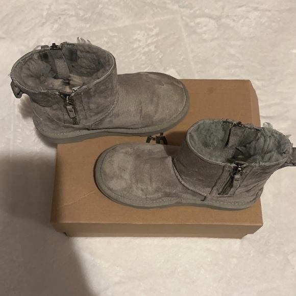UGG Classic Mini II - Picture 2 of 4